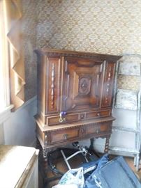 china cabinet that matches dining room set