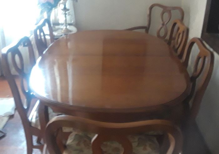 French Provential maple dining table with 6 chairs & leaf