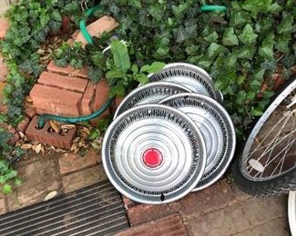 4 GM hubcaps