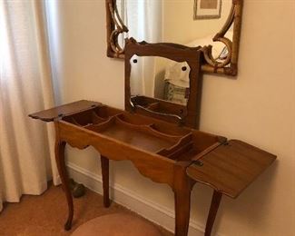 Vintage/Antique Womens dressing table/vanity popped open