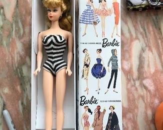 Vintage Barbie bubblecut blonde in box