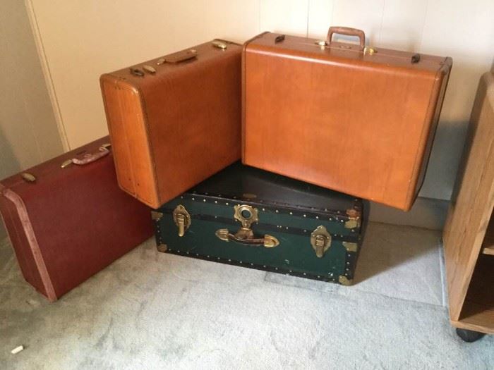 Vintage Storage: Spaulding Trunk & Samsonite Luggage https://ctbids.com/#!/description/share/135443