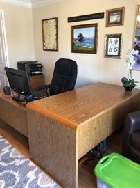 Very nice desk and office equipment