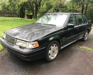 1996 Volvo sedan (not in running condition; needs repair)