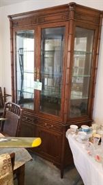 Asian inspired Dining room set in very good condition 