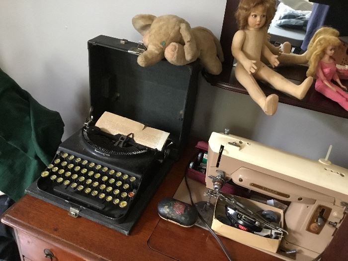 Neat vintage typewriter and a vintage sewing machine
