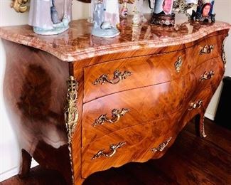 ITALIAN MAGGIOLINI STYLE GILDED GOLD BRASS MAPLE BURL CHEST WITH MARBLE TOP (56”W x 23”D x 35”H)