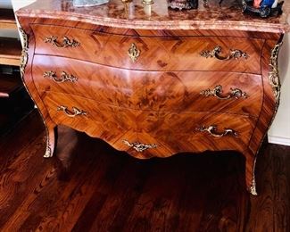 ITALIAN MAGGIOLINI STYLE GILDED GOLD BRASS MAPLE BURL CHEST WITH MARBLE TOP (56”W x 23”D x 35”H)