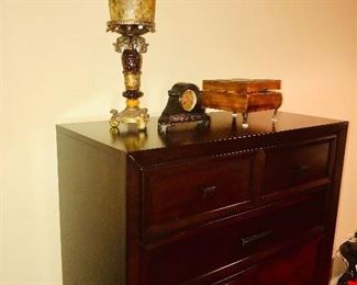MODERN BROWN AND BLACK KING SIZE BEDROOM SET
BED-( 86”L x 79”W x 56”H)
LONG DRESSER-(56”L x 17.5”D x 42”H)
TALL DRESSER-(38”L x 17.5”D x 54”H)
2 NIGHTSTAND-(28”L x 17.5”D x 28”H)