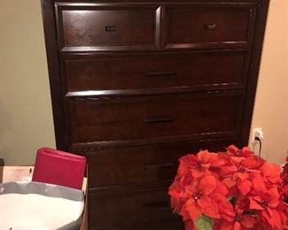 MODERN BROWN AND BLACK KING SIZE BEDROOM SET
BED-( 86”L x 79”W x 56”H)
LONG DRESSER-(56”L x 17.5”D x 42”H)
TALL DRESSER-(38”L x 17.5”D x 54”H)
2 NIGHTSTAND-(28”L x 17.5”D x 28”H)