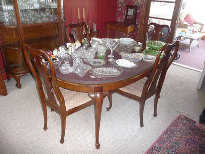 Dining Room Table & Chairs