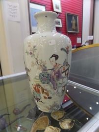 Fine porcelian hand painted story vase