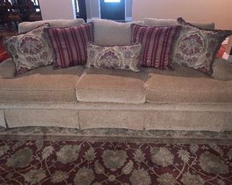 Bernhardt Upholstered sofa with coordinating throw pillows ( in excellent condition)