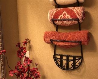 Wall mounted metal towel rack