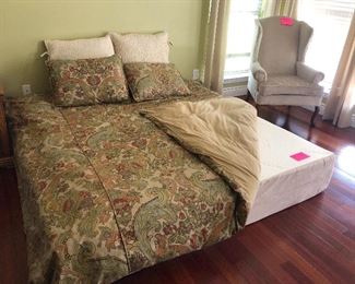 Queen Pottery Barn Duvet and two pillow shams with fill inside, like new condition