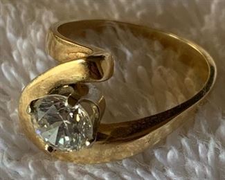 14k gold ring w/ white stone Sz 6