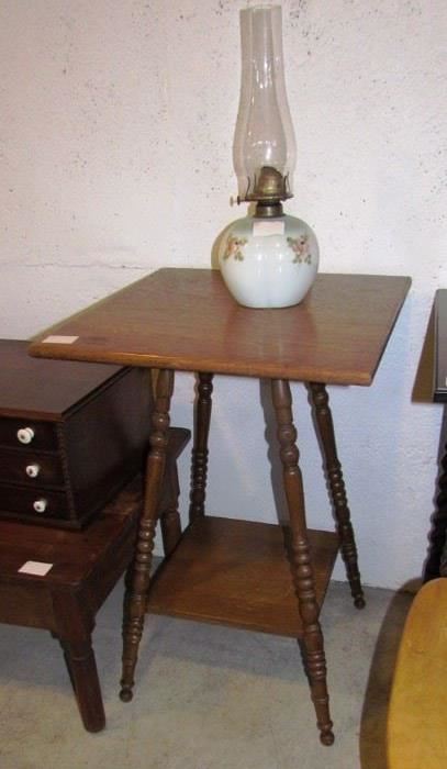 Lamp table with ceramic base oil lamp