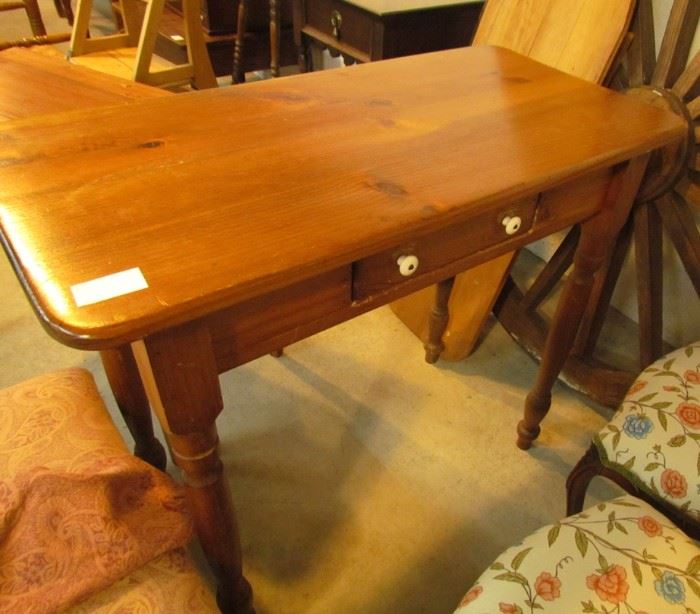 Petite desk, pine