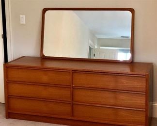 Better picture of this dresser!