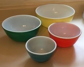 4 PieceSet Vintage Retro Mixing Bowls
