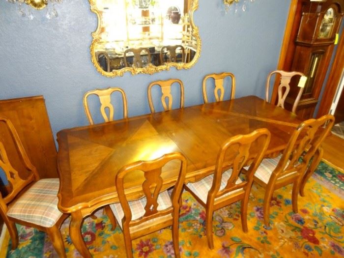 Country French, Ethan Allen Table, 2 Leaves, 4 Table Pads, 8 Chairs