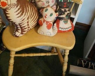 chair with pillow animals
