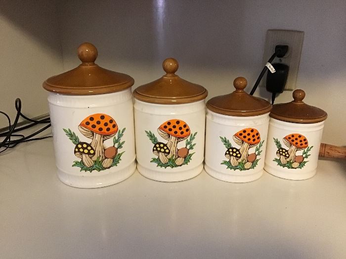 1960s mushroom canister set,no chips