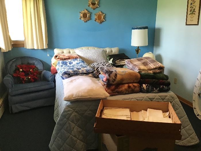 Full bed with nice headboard,lots blankets