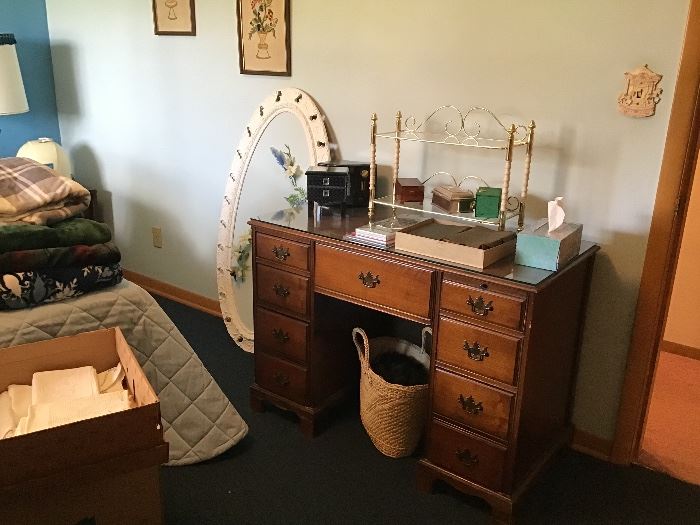 Nice desk,glass top