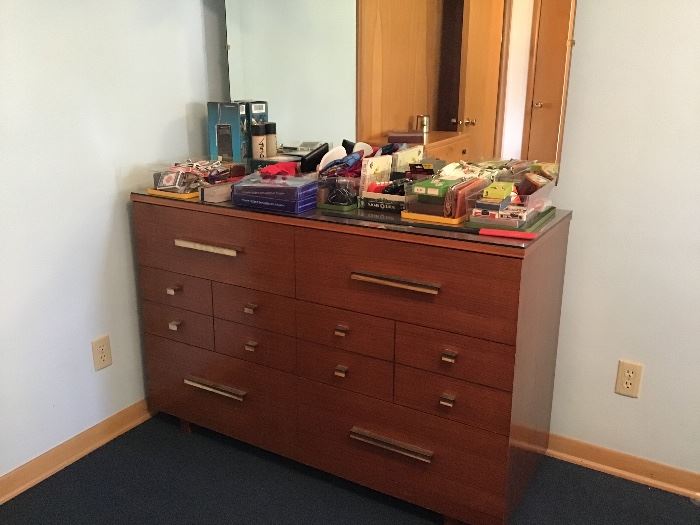 Very sold dresser with mirror
