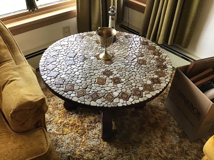 Mosaic tile round table,great condition