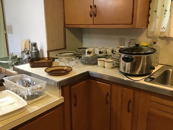 Crock pot,sets dishes