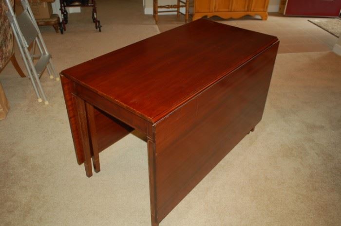 Brandt mahogany dining room table; 24.5"W x 46"L X 28.5"H