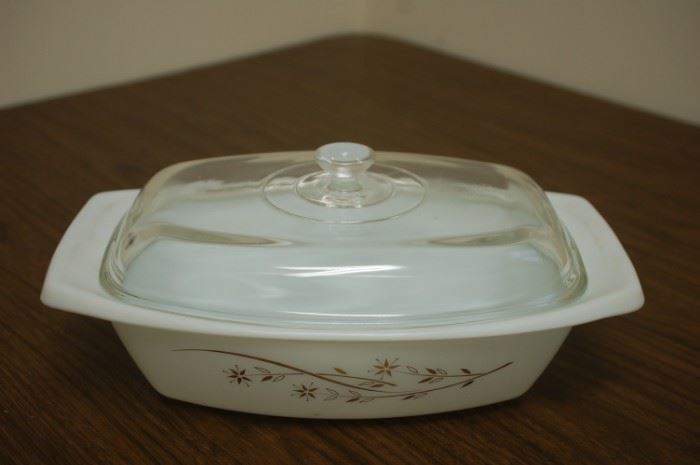 Pyrex 2.5 quart covered dish