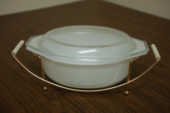 Pyrex 1.5 quart covered dish with handle