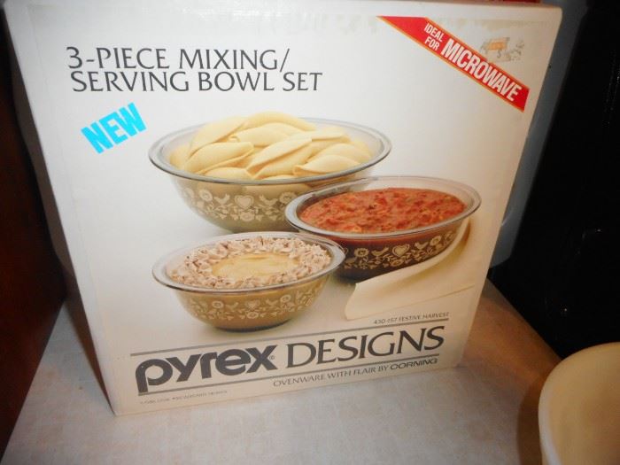 Vintage Pyrex Designs Mixing Bowls NRFB 