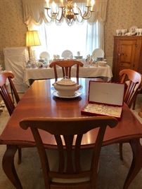Pristine dining table and 6 chairs set. 