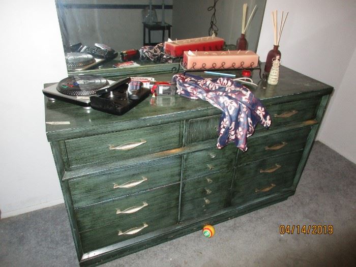 DRESSER