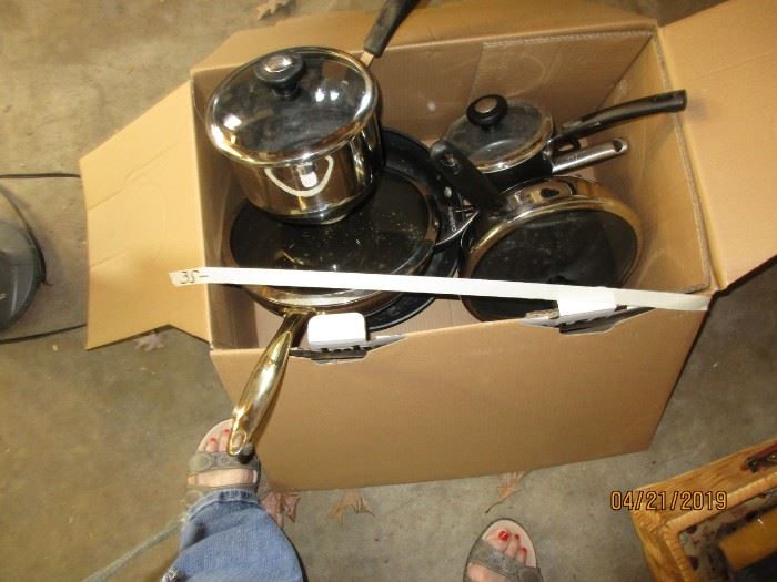 SET OF POTS AND PANS