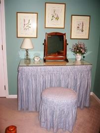 Fabric with glass top dressing table                                       
             BUY IT NOW $ 65.00