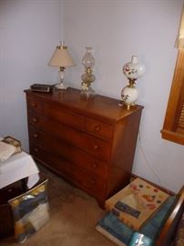 dresser / lots of lamps 