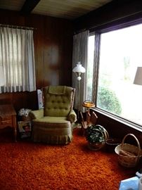 smoking and magazine stand  / green swivel chair