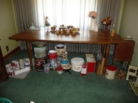 very large table  /Vernon Ware Kilns ORGANDIE  dishes metal containers