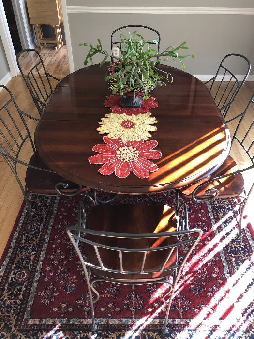 Beautiful kitchen table with 6 accompanying chairs 