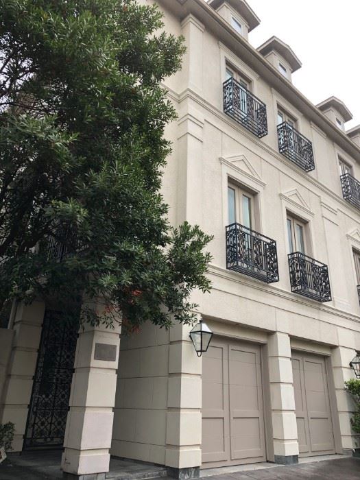 Inner loop luxury town home estate sale