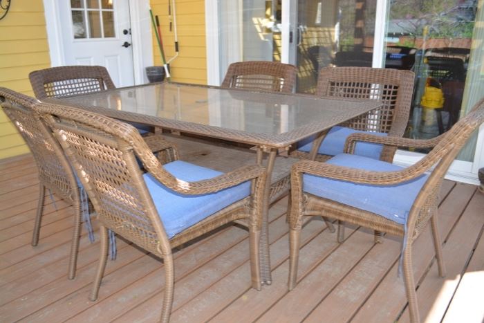 Very nice Hampton Bay outdoor patio set, table and chairs 