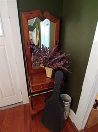 Beautiful hall tree mirror & drawers