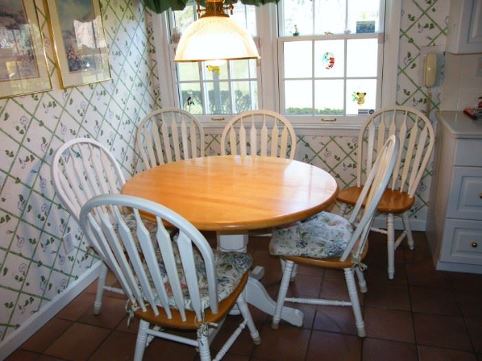 Kitchen set, round table with leave to make oval, 6 chairs