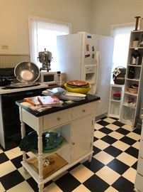 Lots of kitchen goodies!