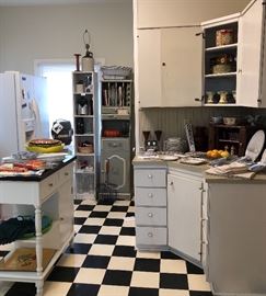 Lots of kitchen goodies!